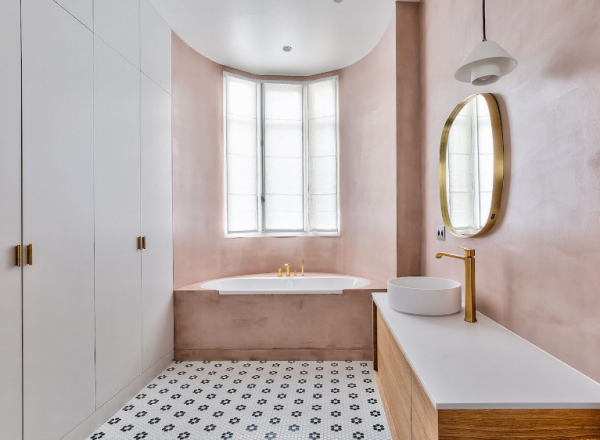 Kamar mandi dengan desain kontemporer dan kontras warna